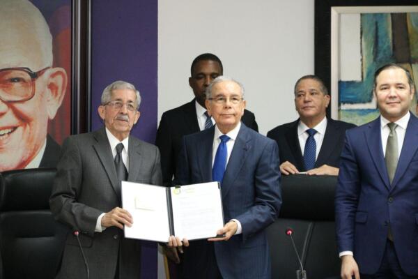 Danilo Medina recibe documento de Daniel Toribio
Foto: fuente externa