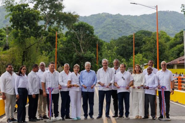 El presidente Luis Abinader en la inauguración de un puente sobre el río Bajabonico en Altamira, Puerto Plata el 6 de septiembre 2025. Foto: fuente externa