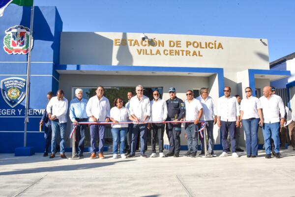 Presidente Luis Abinader corta la cinta de la nueva estación policia
Foto: fuente externa