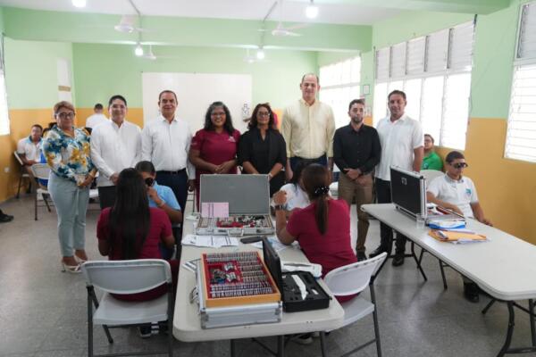 Inabie atiende a 600 estudiantes de 30 escuelas de Jarabacoa y entrega lentes, monturas y medicamentos gratuitos en Jornada de Salud Visual / Foto: externa