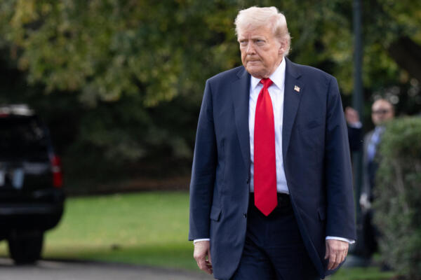 El presidente de Estados Unidos, Donald Trump, camina para hablar con la prensa antes de embarcar en el Marine One, antes de partir del Jardín Sur de la Casa Blanca en Washington, D.C., el 11 de septiembre de 2025.  (Foto de SAUL LOEB / AFP)