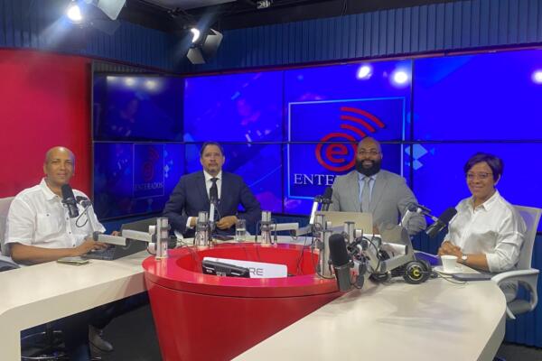 Alba Nely Familia, Wilkin Amador y los abogados Yan Carlos Martínez Segura
Valentin Medrano
Foto: CDN Radio