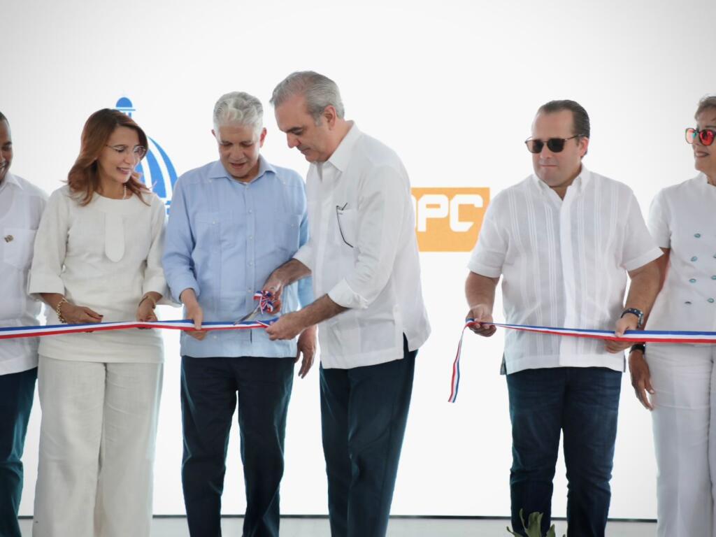 Tras 40 años de espera, presidente Abinader entrega carretera Villa Elisa-Punta Rucia-La Ensenada, que conecta Puerto Plata con Montecristi