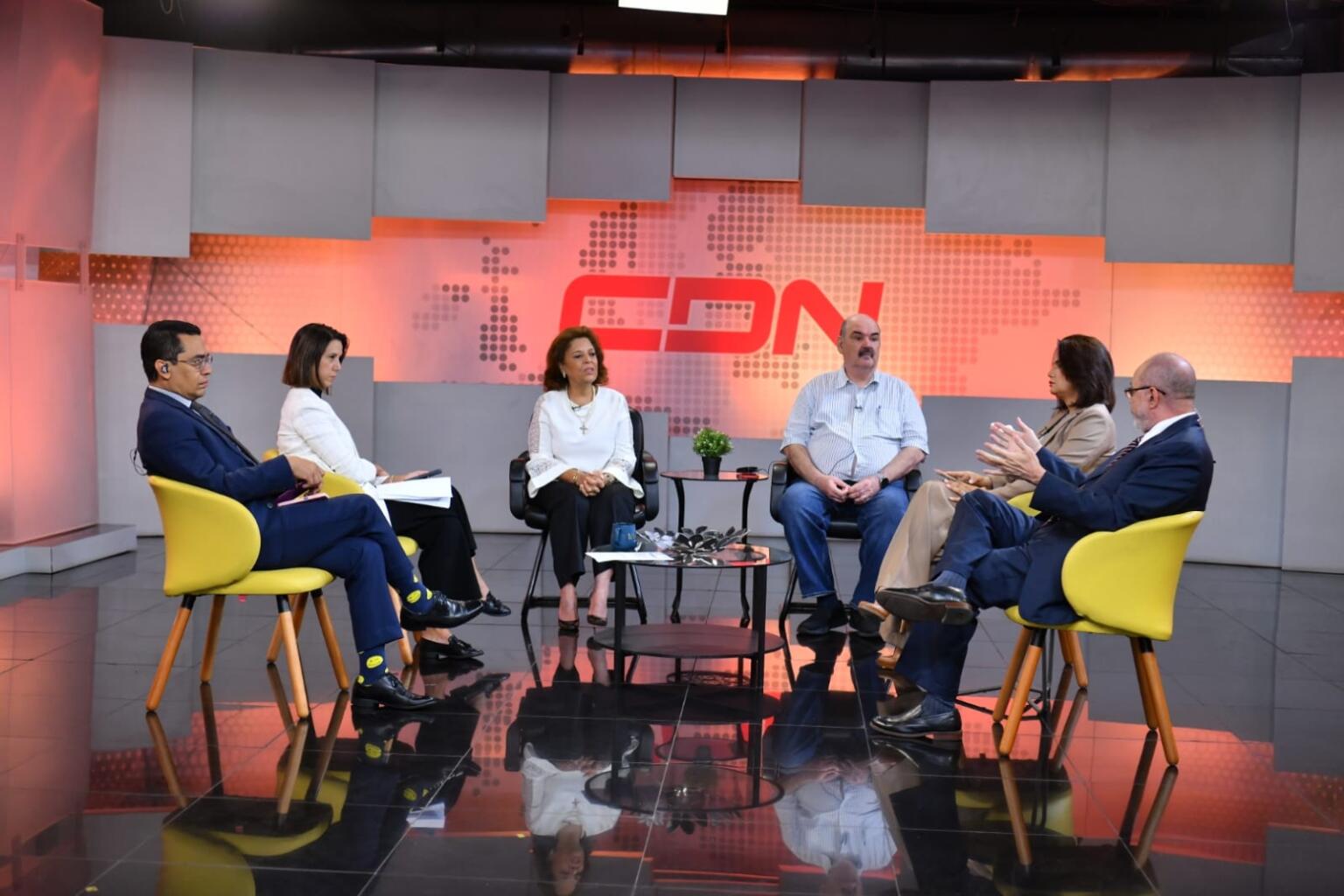 Dra. Emma Guzmán de Cruz, presidenta del Patronato de Lucha contra la Lepra. y Dr. Juan Periche, director del Programa Nacional contra la Lepra del Instituto Dermatológico Dominicano / foto: Danny Polanco