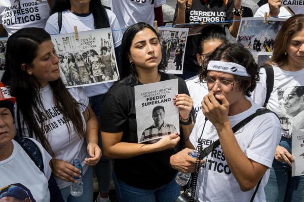 Aurora Silva (c), esposa del exdiputado opositor Freddy Superlano, detenido desde julio del año pasado, participa en una manifestación en Caracas (Venezuela), en una fotografía de archivo. EFE/ Miguel Gutiérrez