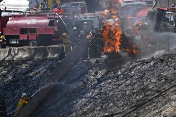Bomberos mexicanos extinguen las llamas de un camión cisterna que explotó en la Ciudad de México el 10 de septiembre de 2025. (Foto: AFP)