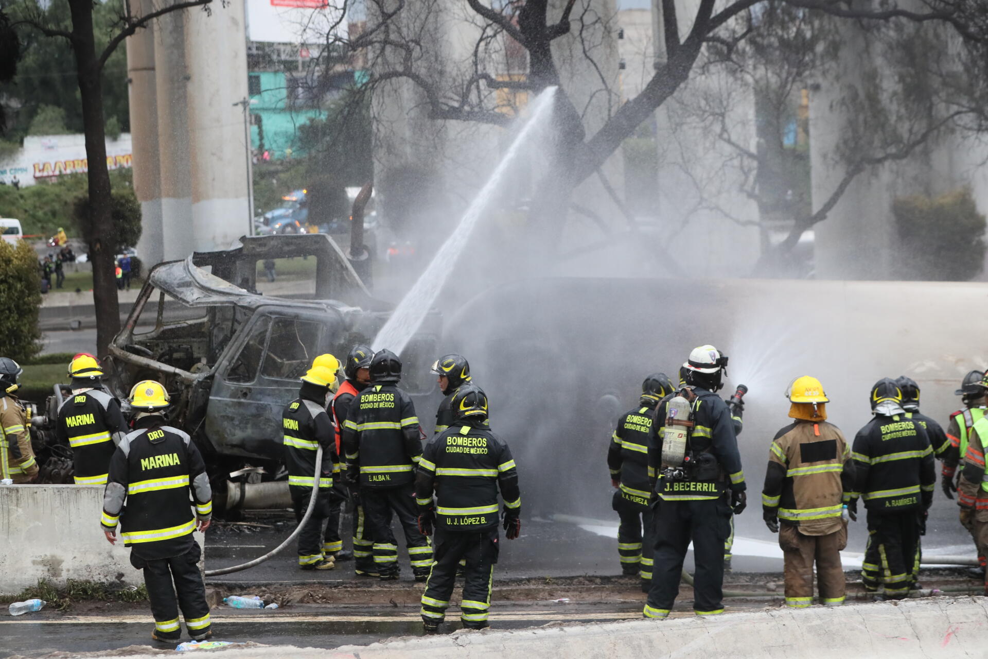 Sube a catorce la cifra de muertos por explosión de camión de gas en Ciudad de México
