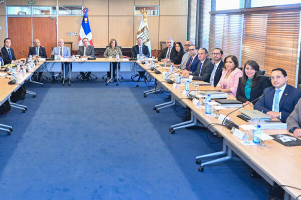 Autoridades dominicanas durante misión FMI 2025