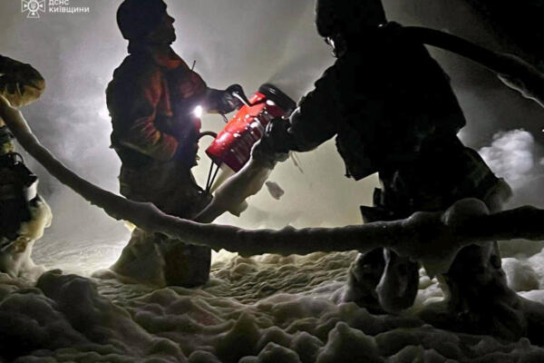 Bomberos extinguiendo un incendio en una empresa industrial en la región de Kiev tras el ataque de un dron ruso, durante la invasión rusa de Ucrania / Foto: AFP