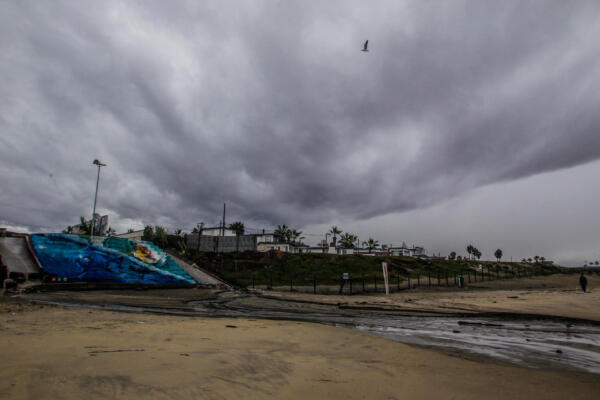Fotografía de archivo de una playa cubierta de nubes grises en Ensenada, Baja California (México). EFE/ Alejandro Zepeda