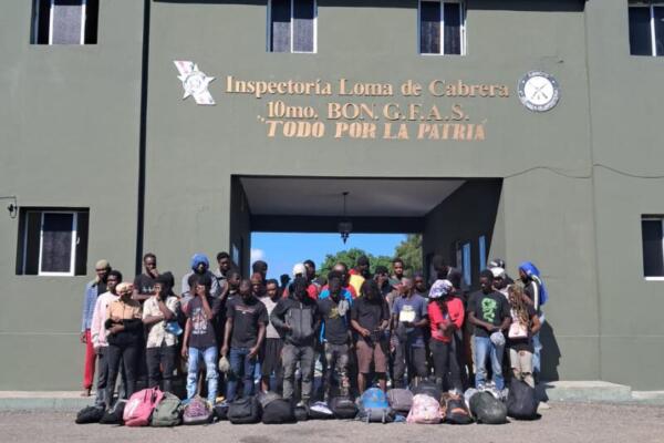 Haitianos indocumentados arrestados por el Ejército en Loma de Cabrera. Foto: fuente externa.