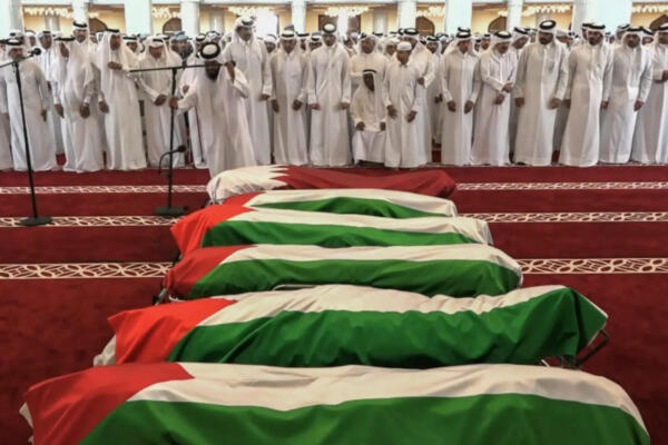 Esta captura de pantalla, extraída de imágenes difundidas por Qatar TV, muestra al emir de Qatar, el jeque Tamim bin Hamad Al-Thani, asistiendo al funeral de las personas fallecidas en un ataque israelí contra figuras del movimiento palestino Hamás dos días antes, en la mezquita Sheikh Mohammed bin Abdul Wahhab de Doha, el 11 de septiembre de 2025. (Foto: AFP)