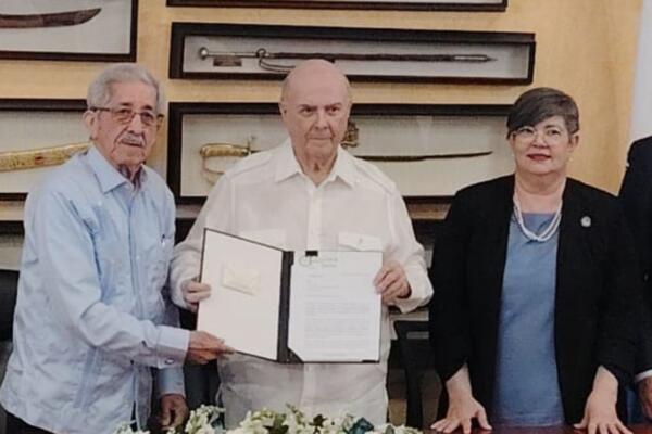 Hipólito Mejía recibió el informe del CES sobre la crisis haitiana y advirtió que espera que no quede en el olvido.