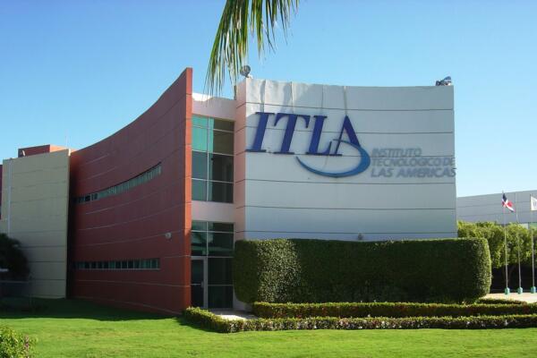 El ITLA reafirma su compromiso educativo al entregar 130 becas en el Programa Sombrilla para el desarrollo social en Santo Domingo / Foto: Externa