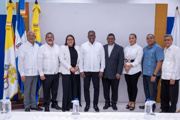 El director ejecutivo del Idoppril, doctor Agustín Burgos y el vicerrector ejecutivo universitario, reverendo padre doctor Francisco Antonio Jiménez Rosario en la presentación del diplomado. Foto: fuente externa