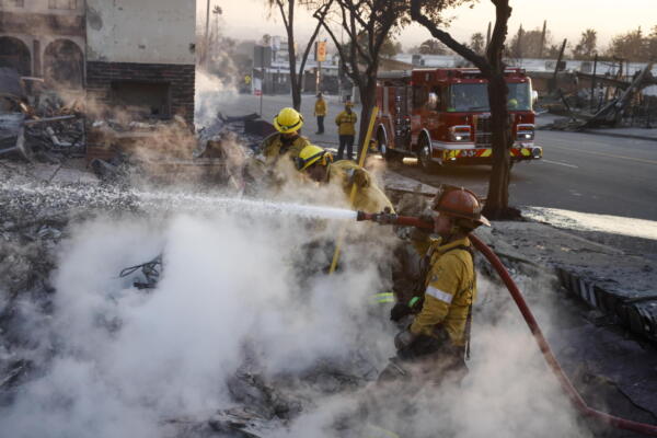 Fotografía de archivo, tomada el pasado 10 de enero, en la que se registró a un grupo de bomberos al atender el incendio en una residencia de Altadena (California, EE.UU.), que se propago en medio del una gran conflagración forestal en la zona. EFE/Caroline Brehman