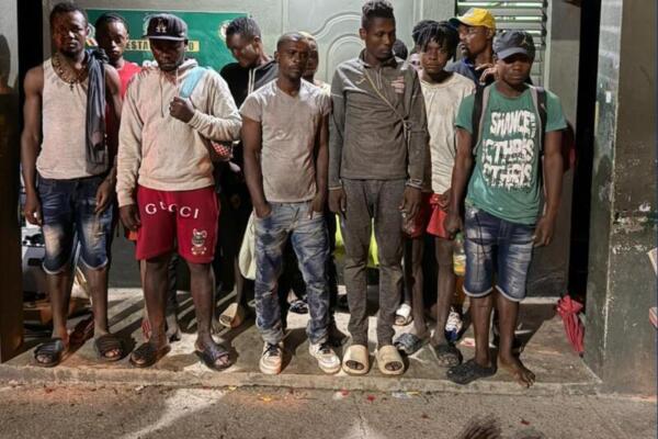 Parte de los indocumentados detenidos por el ejército en Montecristi. Foto: fuente externa