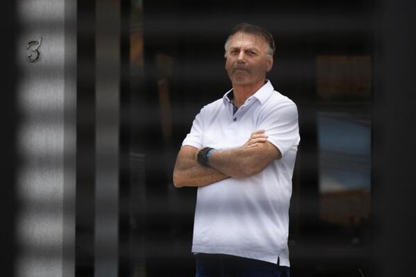 El expresidente brasileño Jair Bolsonaro aparece en su domicilio en Brasilia el 2 de septiembre de 2025, mientras se celebra un juicio contra él y siete coacusados ​​principales en el Supremo Tribunal Federal (STF) de la misma ciudad. (Foto de Pedro LADEIRA / Folhapress / AFP) / Brasil FUERA / BRASIL FUERA / BRASIL FUERA