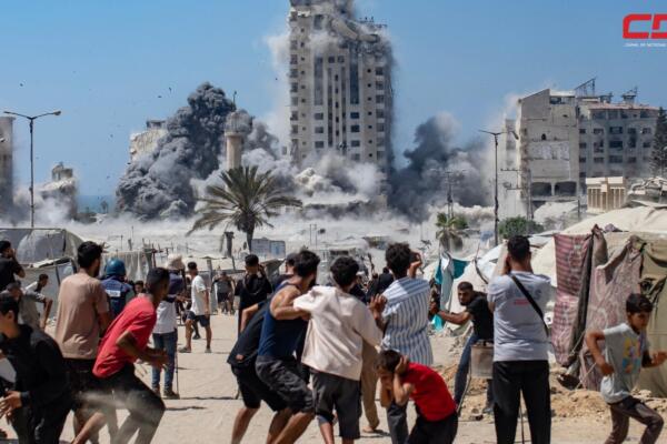 Palestinos reaccionan al humo que se eleva desde la Torre Mushtaha tras un ataque aéreo israelí en el oeste de la ciudad de Gaza, Franja de Gaza. Foto: EFE