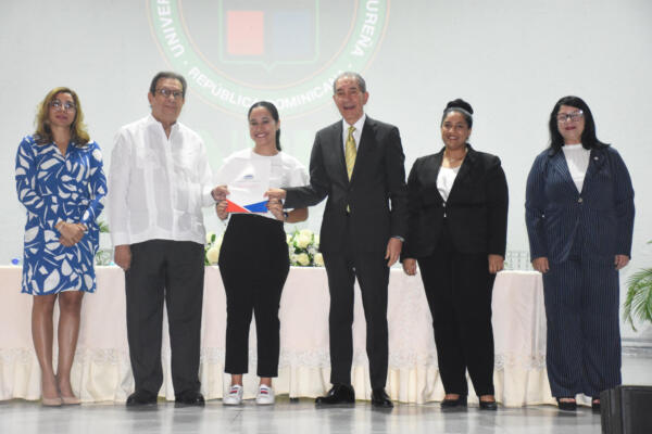 El ministro del MESCyT, doctor Franklin García Fermín en la entrega de las becas en la Unphu. Foto: fuente externa
