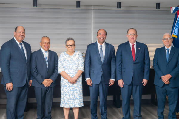 de izquierda a derecha: Juan Pablo Portorreal (miembro), Miguel Vásquez (miembro), Miriam Germán Brito (vicepresidenta), Samuel Pereyra (presidente del Consejo), Magín Díaz (miembro ex officio) y Wilson Rodríguez (miembro).
Foto: fuente externa