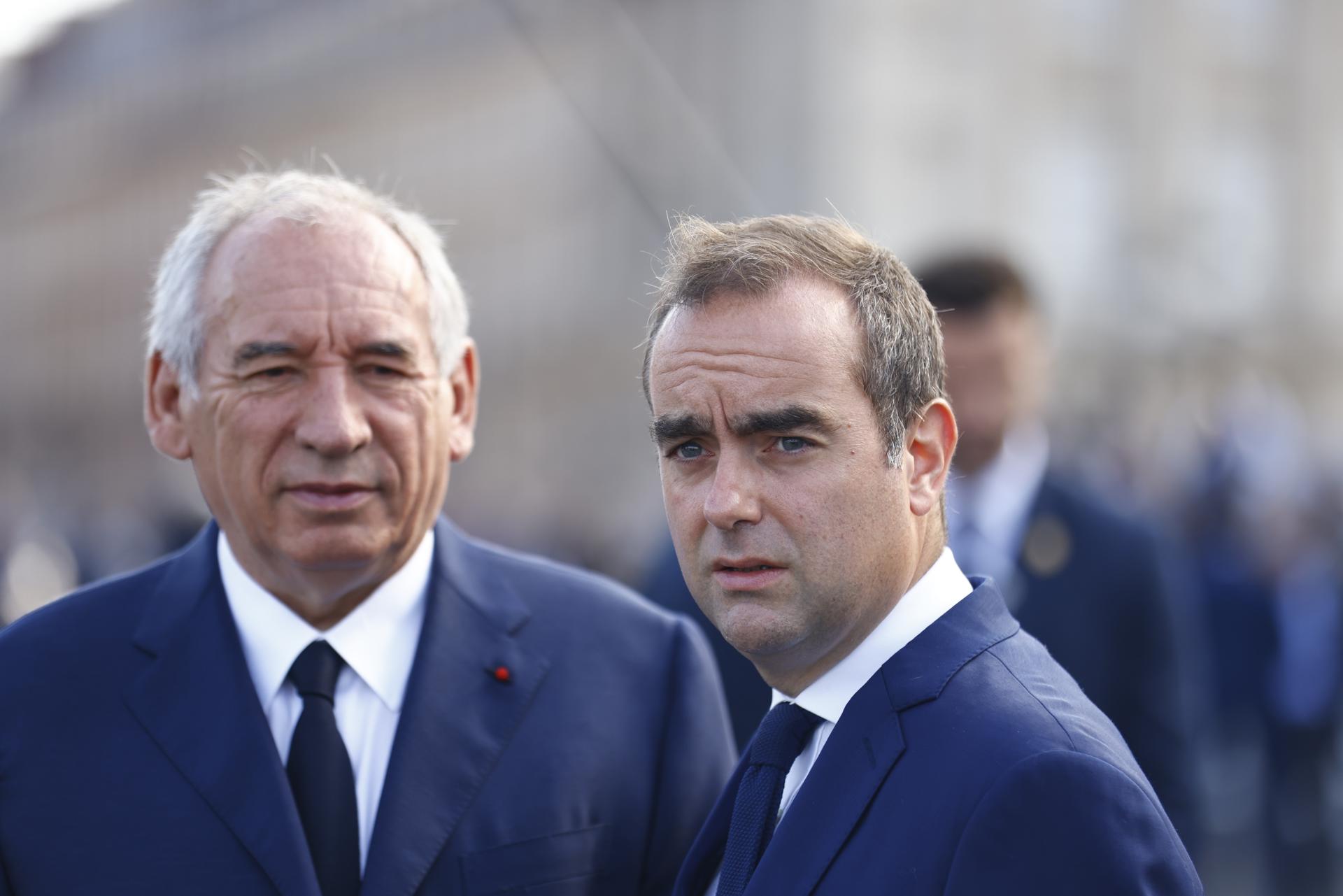 Macron nombra rápidamente a un primer ministro para intentar cerrar la crisis política