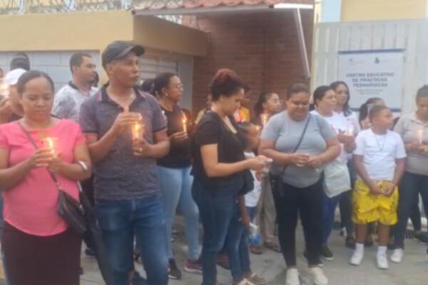 Los manifestantes a ritmo de consignas dijeron que si las autoridades no acuden con la  solución a la situación.