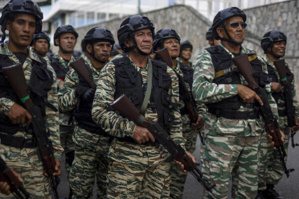 Militares venezolanos participan en la presentación del 