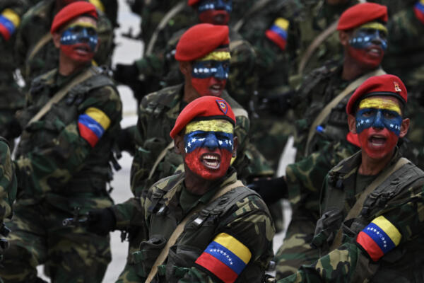 Soldados del Ejército venezolano marchan durante un desfile de ensayo en el marco de las celebraciones del Día de la Independencia en el Fuerte Tiuna de Caracas.  (Foto de Federico PARRA / AFP)