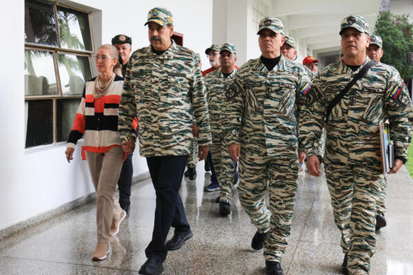 Fotografía cedida por Palacio de Miraflores del presidente de Venezuela, Nicolás Maduro (2-i), caminando junto al ministro del Poder Popular para la Defensa de Venezuela, Vladimir Padrino López (c), durante un acto de activación de las Unidades Comunales Milicianas este viernes, en Caracas (Venezuela). EFE/ Palacio de Miraflores