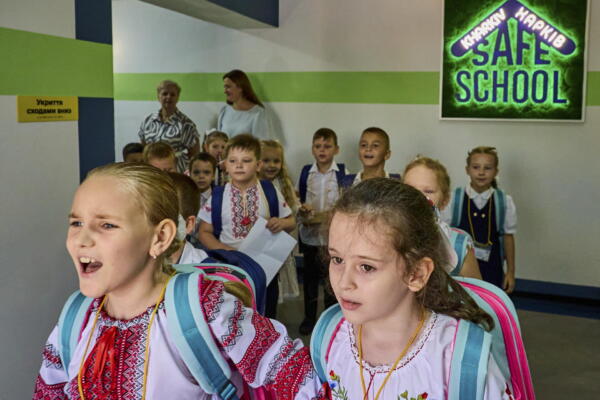Los niños ucranianos asisten a una nueva escuela subterránea en el primer día del nuevo año escolar en Kharkiv, Ucrania, el 01 de septiembre de 2025, en medio de la invasión rusa.EFE/EPA/SERGEY KOZLOV