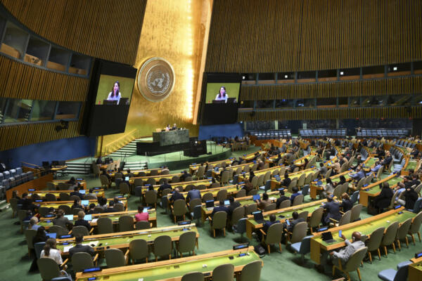 La exministra alemana de Asuntos Exteriores y presidenta del 80.º periodo de sesiones de la Asamblea General de las Naciones Unidas, Annalena Baerbock, interviene durante una reunión de la Asamblea General. 