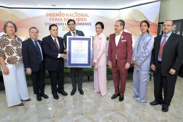 Otorgan al escritor Amadeo Julián Premio Nacional Feria del Libro Eduardo León Jimenes 2025