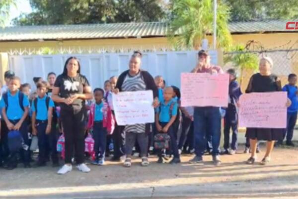 Los comunitarios pidieron seguridad, maestros y demás personal para el centro escolar. 