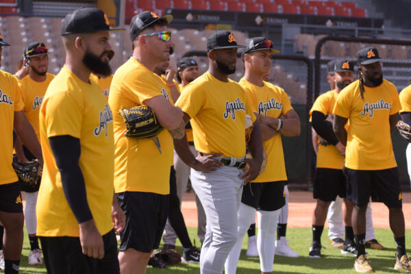 Jugadores de las Águilas en el Estadio Cibao tras práctica