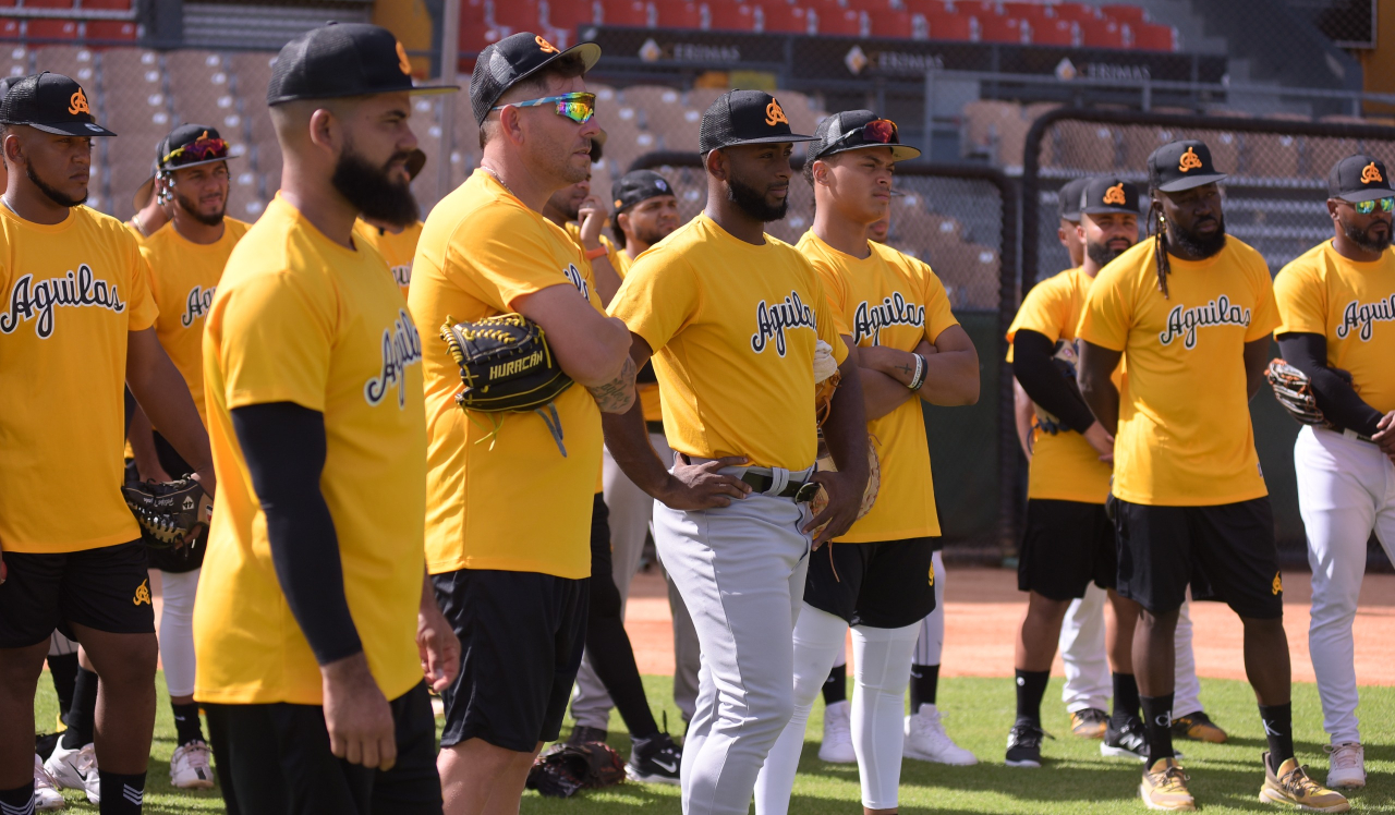 Jugadores de las Águilas en el Estadio Cibao tras práctica