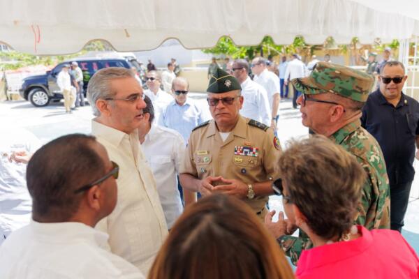 El presidente Luis Abinader inició este sábado un amplio operativo médico y de acción cívica que impactará a más de 2,500 personas en el Centro Educativo Profesor Abraham Smith. Foto: fuente externa