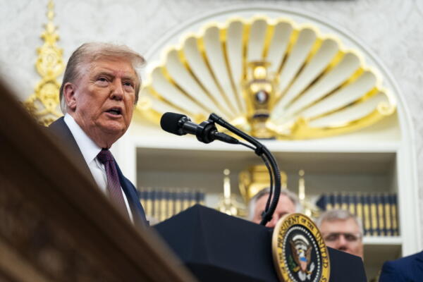 El presidente de Estados Unidos, Donald Trump, habla durante un anuncio en la Oficina Oval de la Casa Blanca en Washington, DC, EE.UU., el 2 de septiembre de 2025. EFE/EPA/AL DRAGO