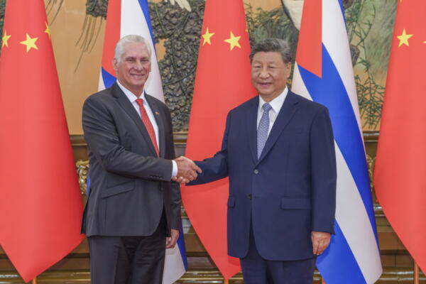 El presidente chino, Xi Jinping (d), estrecha la mano del presidente cubano, Miguel Díaz-Canel, en el Gran Palacio del Pueblo en Pekín, China, el 4 de septiembre de 2025. EFE/EPA/XINHUA / 