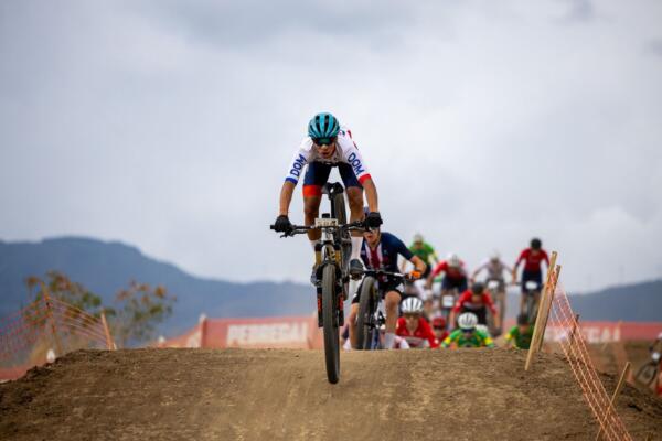 El joven atleta Randy Ismael Sánchez de 17 años se prepara para ser el primer dominicano en llegar al Campeonato Mundial de Mountain Bike (MTB) / Foto: externa