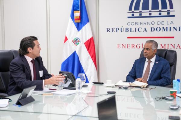 Ricardo Llaudes, jefe de misión del FMI para República Dominicana, intercambia impresiones con el ministro de Energía y Minas, Joel Santos. Foto: fuente externa
