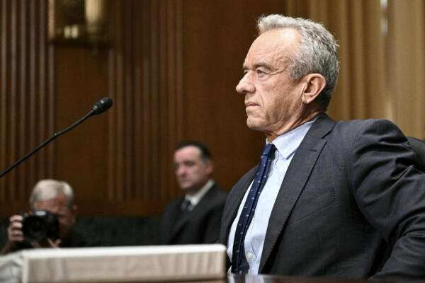 El secretario de Salud y Servicios Humanos de EE. UU., Robert F. Kennedy Jr., llega a testificar durante una audiencia del Comité de Finanzas del Senado sobre la 