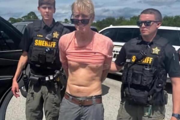 Fotografía sin fecha específica cedida que muestra el momento del arresto de Ryan Routh. EFE/ Alguacil Condado Martin
