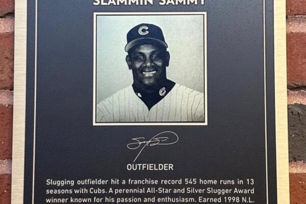 Sosa, quien conectó 545 jonrones en 13 temporadas con los Cachorros de Chicago de sus 609 en MLB, se hizo acompañar de familiares y amigos en el momento que lo consagra en el espacio de los inmortales en el equipo de la ciudad de los vientos.