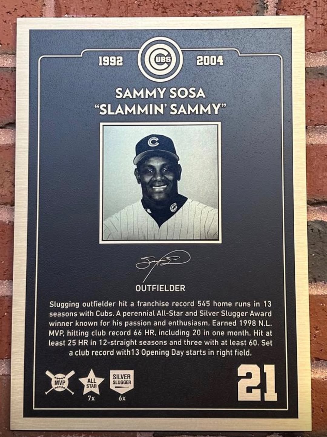 Sosa, quien conectó 545 jonrones en 13 temporadas con los Cachorros de Chicago de sus 609 en MLB, se hizo acompañar de familiares y amigos en el momento que lo consagra en el espacio de los inmortales en el equipo de la ciudad de los vientos.