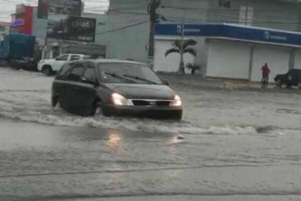 Vaguada provoca lluvias, ráfagas de viento y granizo en Santiago y otras provincias.