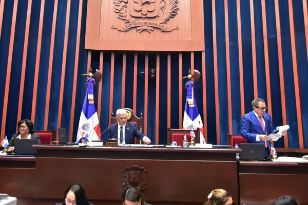 Senado aprueba aumentar 10,600 millones de pesos a emisión de deuda pública. Foto: fuente externa