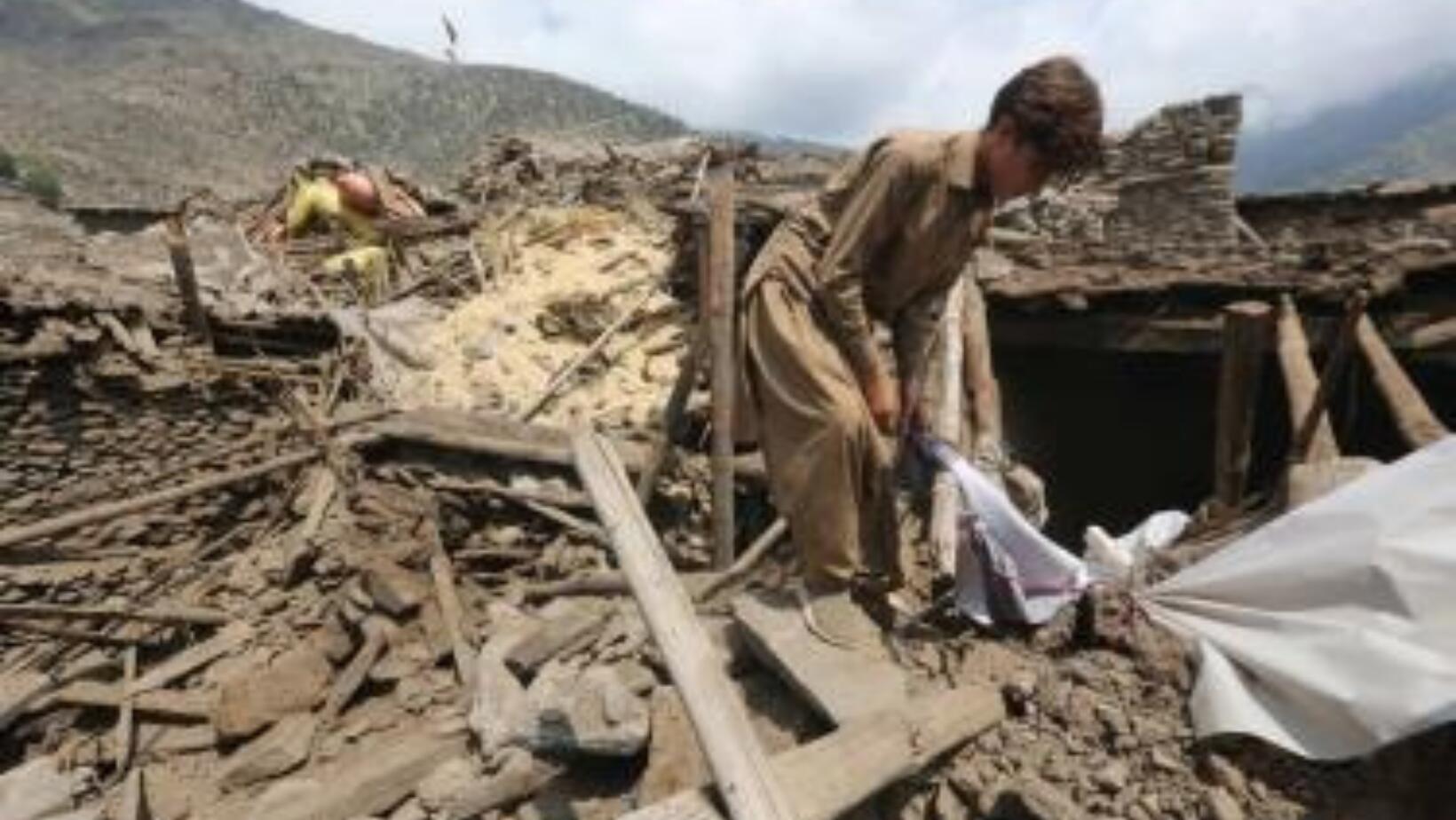 La cifra de muertos por terremoto en Afganistán supera los mil 400