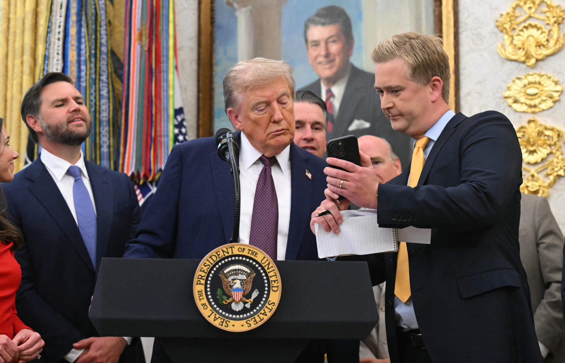 Trump rechaza rumores sobre su salud como "noticias falsas"