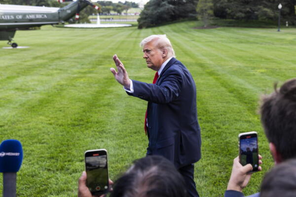 El presidente de EE.UU., Donald Trump, se prepara para hablar con los periodistas sobre el asesinato del fundador de Turning Point, Charlie Kirk, mientras abandona la Casa Blanca rumbo a la ciudad de Nueva York en Washington, DC, EE.UU. EFE/JIM LO SCALZO